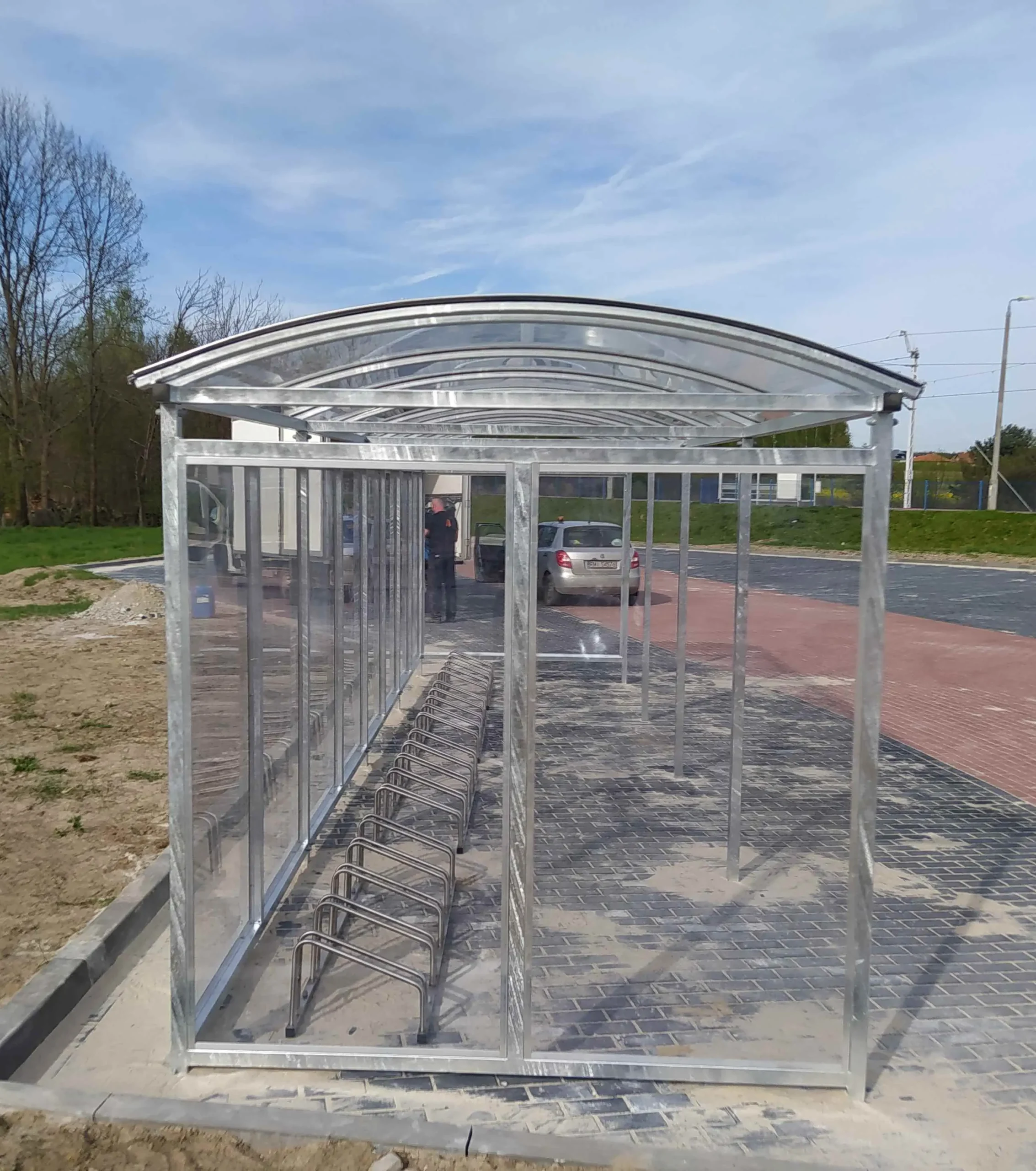 Wiata rowerowa ze ścianami z poliwęglanu litego